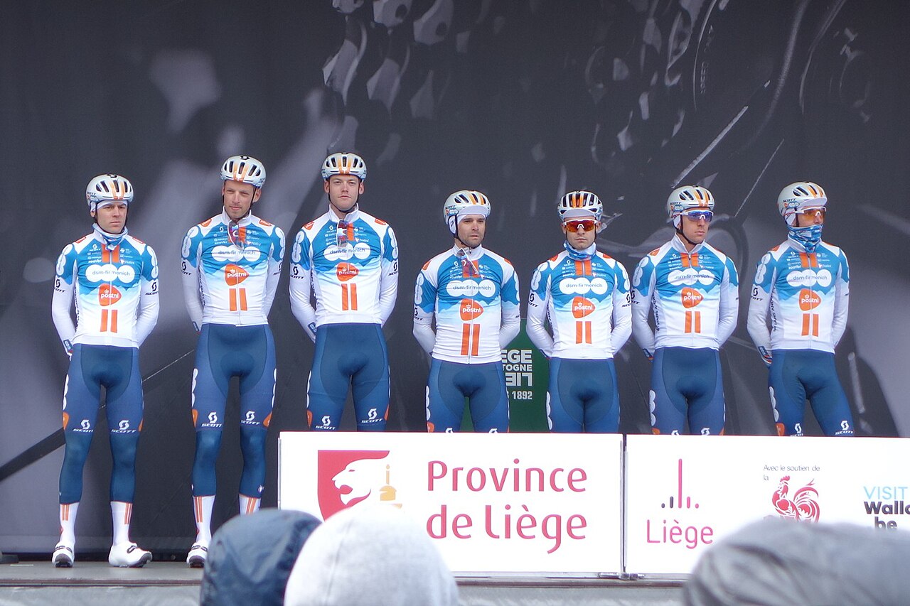 Ploegenvoorstelling voor de start van Luik-Bastenaken-Luik op de Quai des Ardennes op zondag 21 april 2024.