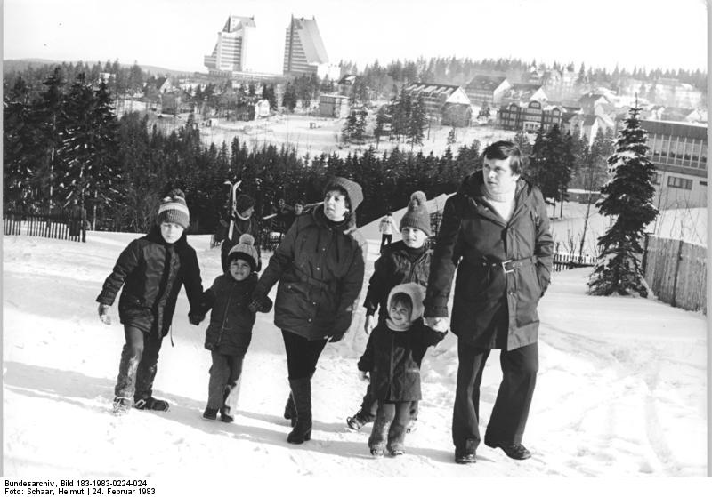 For documentary purposes the German Federal Archive often retained the original image captions , which may be erroneous, biased, obsolete or politically extreme . Oberhof, Blick au