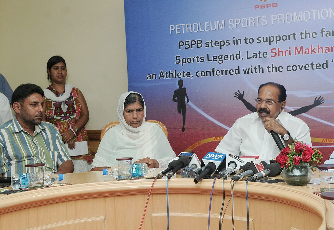 The Union Minister for Petroleum Natural Gas, Dr. M. Veerappa Moily addressing at the felicitation function in honour of Arjuna Awardee late Shri Makhan Singh, in New Delhi on Augu