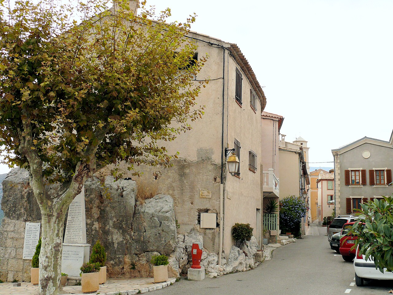 La Roquette-sur-Var - Place du Portalet et monuments aux Morts