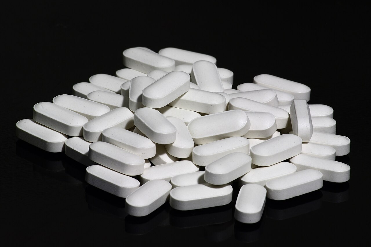 500 mg calcium supplement tablets, with vitamin D, made from calcium carbonate, maltodextrin, mineral oil, hydroxypropyl methylcellulose, glycerin, Vitamin D3, polyethylene glycol,