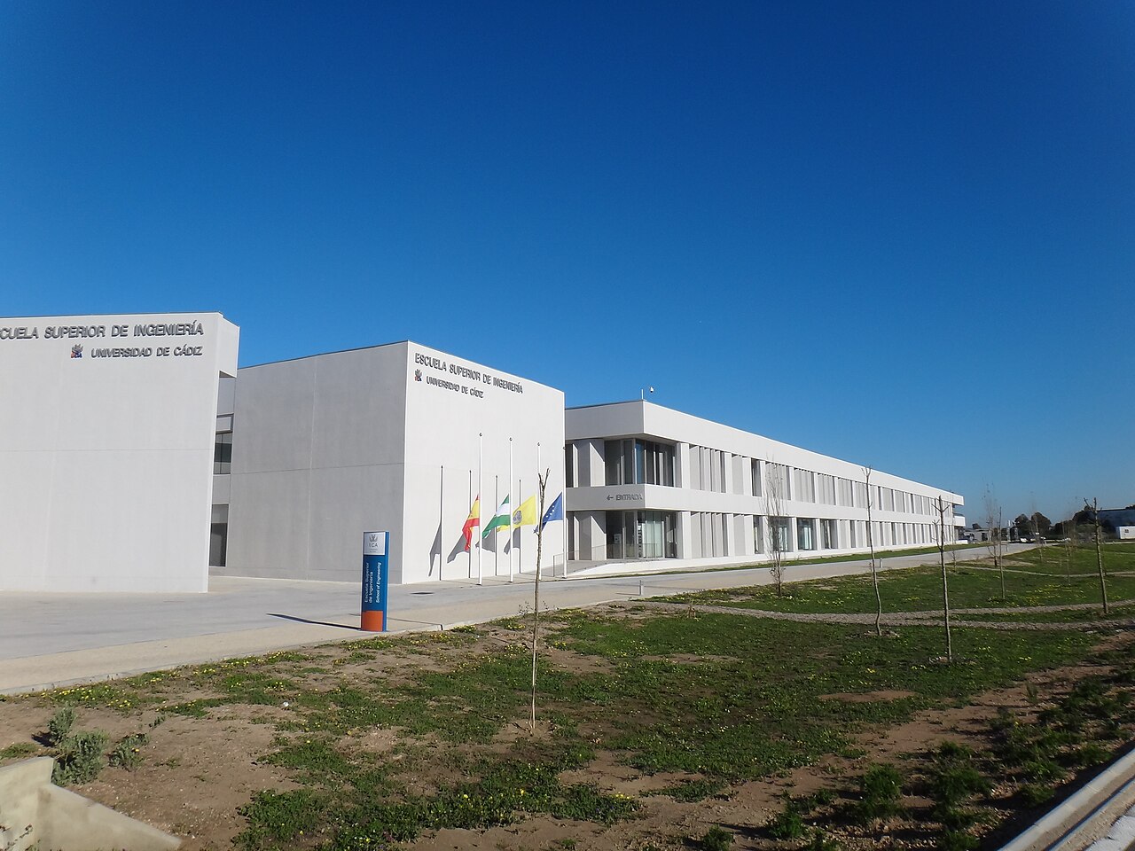 Escuela Superior de Ingeniería de Puerto Real (Andalucía, España). Las banderas lucen a media asta en seal de luto